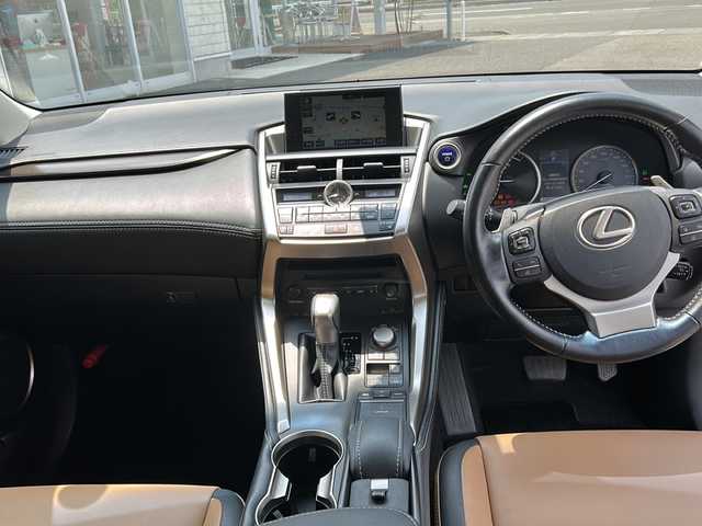 レクサス ＮＸ 300h Iパッケージ 福島県 2016(平28)年 10.7万km ソニッククォーツ レザーシート/純正メモリナビ＆フルセグＴＶ/（ＤＶＤ＆ＵＳＢ＆ＢＴ）/バックカメラ/クルーズコントロール/レーンキープアシスト/コーナーセンサー/社外レーダー/ＥＴＣ/純正１８inアルミホイール/パワーシート/シートヒーター/パワーバックドア/オートライト/ＬＥＤライト/オートハイビーム/フォグランプ/ウィンカーミラー/電動格納ミラー/スマートキー/プッシュスタート/Ｗ＋サイド+カーテンエアバッグ/横滑り防止装置/ＡＢＳ/純正フロアマット/新車保証書/取扱説明書