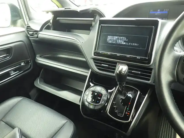 トヨタ エスクァイア Gi 千葉県 2018(平30)年 5万km ホワイトパールクリスタルシャイン Toyota Safety Sense/・プリクラッシュセーフティ/・レーンディパーチャーアラート/・オートハイビーム/クルーズコントロール/両側パワースライドドア/純正SDナビ/地デジTV/【DVD/CD再生機能　Bluetooth接続】/バックカメラ/フリップダウンモニター（V12T-R66C）/前席シートヒーター/革巻きステアリング/ETC/LEDヘッドライト/フォグライト/ウインカーミラー/クリアランスソナー/純正15インチアルミホイル/スマートキー