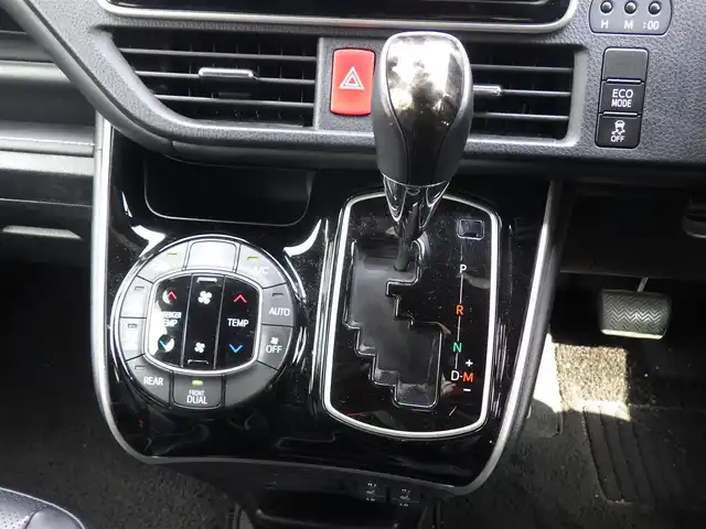 トヨタ エスクァイア Gi 千葉県 2018(平30)年 5万km ホワイトパールクリスタルシャイン Toyota Safety Sense/・プリクラッシュセーフティ/・レーンディパーチャーアラート/・オートハイビーム/クルーズコントロール/両側パワースライドドア/純正SDナビ/地デジTV/【DVD/CD再生機能　Bluetooth接続】/バックカメラ/フリップダウンモニター（V12T-R66C）/前席シートヒーター/革巻きステアリング/ETC/LEDヘッドライト/フォグライト/ウインカーミラー/クリアランスソナー/純正15インチアルミホイル/スマートキー