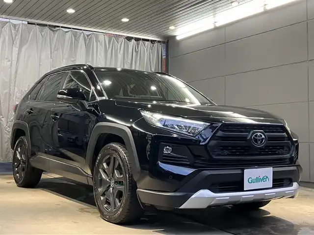 トヨタ ＲＡＶ４ アドベンチャー 東京都 2023(令5)年 3.1万km アティチュードブラックマイカ 10.5インチコネクテッドナビ/・地上デジタルテレビ/・USB入力/・AppleCarPlay/AndroidAuto/・ETC20/・DCM/・Bモニター/・デジタルインナーミラー/トヨタセイフティセンス/・プリクラッスュセーフティ/・レーダークルーズコントロール/・ロードサインアシスト/・ドライバー異常時対応システム/・横断歩行者検知機能/・緊急時操舵支援/・レーントレーシングアシストボート/・オートマチックハイビーム/・カーブ速度抑制機能/・低速時加速抑制機能/レザーシート・シートメモリー・電動シート（運転席）/・シートヒーター/パワーバックドア/LEDヘッドライト/HOLD/スポーツモード/スマートキー/カーテンエアバック/ISOFIX/4WD/純正ルーフレール/純正アルミホイール19インチ/純正フロアマット/メーカー保証書/点検整備記録簿R6・7年