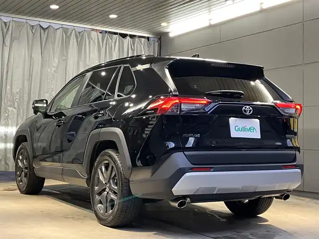 トヨタ ＲＡＶ４ アドベンチャー 東京都 2023(令5)年 3.1万km アティチュードブラックマイカ 10.5インチコネクテッドナビ/・地上デジタルテレビ/・USB入力/・AppleCarPlay/AndroidAuto/・ETC20/・DCM/・Bモニター/・デジタルインナーミラー/トヨタセイフティセンス/・プリクラッスュセーフティ/・レーダークルーズコントロール/・ロードサインアシスト/・ドライバー異常時対応システム/・横断歩行者検知機能/・緊急時操舵支援/・レーントレーシングアシストボート/・オートマチックハイビーム/・カーブ速度抑制機能/・低速時加速抑制機能/レザーシート・シートメモリー・電動シート（運転席）/・シートヒーター/パワーバックドア/LEDヘッドライト/HOLD/スポーツモード/スマートキー/カーテンエアバック/ISOFIX/4WD/純正ルーフレール/純正アルミホイール19インチ/純正フロアマット/メーカー保証書/点検整備記録簿R6・7年