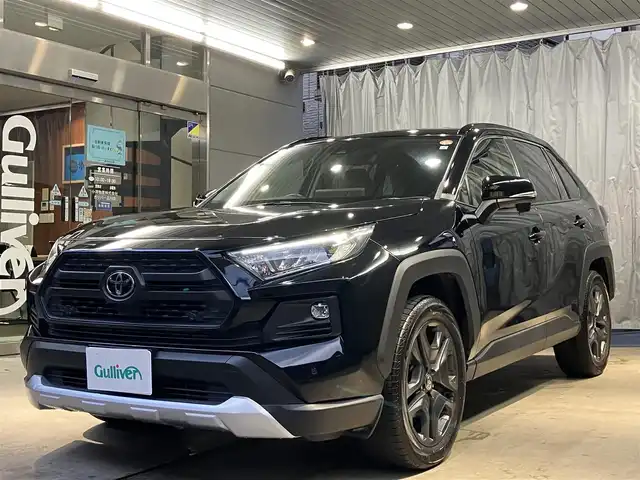 トヨタ ＲＡＶ４ アドベンチャー 東京都 2023(令5)年 3.1万km アティチュードブラックマイカ 10.5インチコネクテッドナビ/・地上デジタルテレビ/・USB入力/・AppleCarPlay/AndroidAuto/・ETC20/・DCM/・Bモニター/・デジタルインナーミラー/トヨタセイフティセンス/・プリクラッスュセーフティ/・レーダークルーズコントロール/・ロードサインアシスト/・ドライバー異常時対応システム/・横断歩行者検知機能/・緊急時操舵支援/・レーントレーシングアシストボート/・オートマチックハイビーム/・カーブ速度抑制機能/・低速時加速抑制機能/レザーシート・シートメモリー・電動シート（運転席）/・シートヒーター/パワーバックドア/LEDヘッドライト/HOLD/スポーツモード/スマートキー/カーテンエアバック/ISOFIX/4WD/純正ルーフレール/純正アルミホイール19インチ/純正フロアマット/メーカー保証書/点検整備記録簿R6・7年