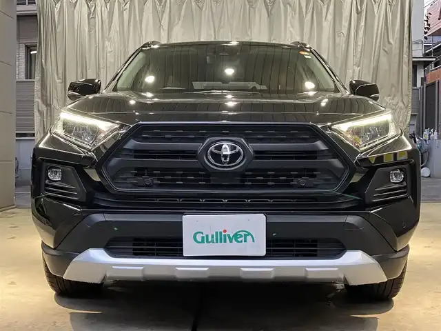 トヨタ ＲＡＶ４ アドベンチャー 東京都 2023(令5)年 3.1万km アティチュードブラックマイカ 10.5インチコネクテッドナビ/・地上デジタルテレビ/・USB入力/・AppleCarPlay/AndroidAuto/・ETC20/・DCM/・Bモニター/・デジタルインナーミラー/トヨタセイフティセンス/・プリクラッスュセーフティ/・レーダークルーズコントロール/・ロードサインアシスト/・ドライバー異常時対応システム/・横断歩行者検知機能/・緊急時操舵支援/・レーントレーシングアシストボート/・オートマチックハイビーム/・カーブ速度抑制機能/・低速時加速抑制機能/レザーシート・シートメモリー・電動シート（運転席）/・シートヒーター/パワーバックドア/LEDヘッドライト/HOLD/スポーツモード/スマートキー/カーテンエアバック/ISOFIX/4WD/純正ルーフレール/純正アルミホイール19インチ/純正フロアマット/メーカー保証書/点検整備記録簿R6・7年