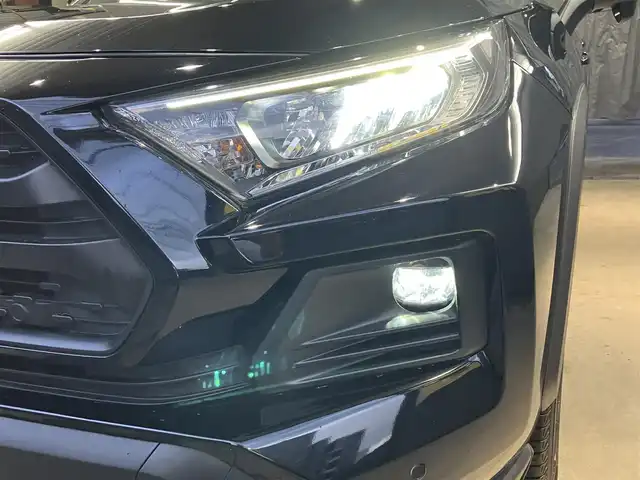 トヨタ ＲＡＶ４ アドベンチャー 東京都 2023(令5)年 3.1万km アティチュードブラックマイカ 10.5インチコネクテッドナビ/・地上デジタルテレビ/・USB入力/・AppleCarPlay/AndroidAuto/・ETC20/・DCM/・Bモニター/・デジタルインナーミラー/トヨタセイフティセンス/・プリクラッスュセーフティ/・レーダークルーズコントロール/・ロードサインアシスト/・ドライバー異常時対応システム/・横断歩行者検知機能/・緊急時操舵支援/・レーントレーシングアシストボート/・オートマチックハイビーム/・カーブ速度抑制機能/・低速時加速抑制機能/レザーシート・シートメモリー・電動シート（運転席）/・シートヒーター/パワーバックドア/LEDヘッドライト/HOLD/スポーツモード/スマートキー/カーテンエアバック/ISOFIX/4WD/純正ルーフレール/純正アルミホイール19インチ/純正フロアマット/メーカー保証書/点検整備記録簿R6・7年