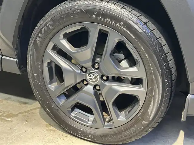 トヨタ ＲＡＶ４ アドベンチャー 東京都 2023(令5)年 3.1万km アティチュードブラックマイカ 10.5インチコネクテッドナビ/・地上デジタルテレビ/・USB入力/・AppleCarPlay/AndroidAuto/・ETC20/・DCM/・Bモニター/・デジタルインナーミラー/トヨタセイフティセンス/・プリクラッスュセーフティ/・レーダークルーズコントロール/・ロードサインアシスト/・ドライバー異常時対応システム/・横断歩行者検知機能/・緊急時操舵支援/・レーントレーシングアシストボート/・オートマチックハイビーム/・カーブ速度抑制機能/・低速時加速抑制機能/レザーシート・シートメモリー・電動シート（運転席）/・シートヒーター/パワーバックドア/LEDヘッドライト/HOLD/スポーツモード/スマートキー/カーテンエアバック/ISOFIX/4WD/純正ルーフレール/純正アルミホイール19インチ/純正フロアマット/メーカー保証書/点検整備記録簿R6・7年