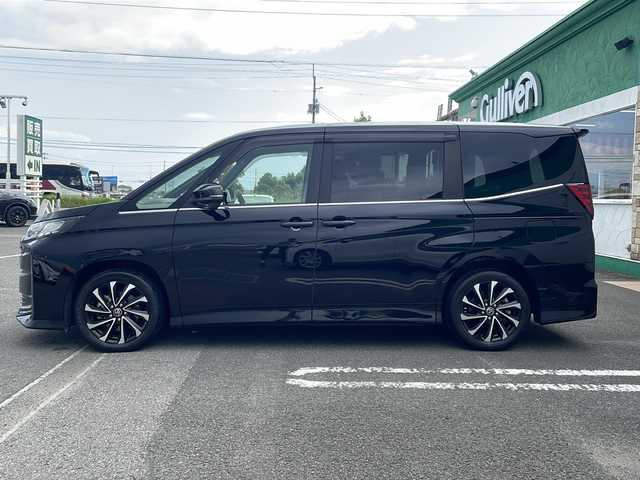 トヨタ ノア ハイブリッド S－Z 徳島県 2022(令4)年 5.9万km アティチュードブラックマイカ 純正10.5インチディスプレイオーディオ（コネクティッドナビ対応）/快適パッケージhi/純正フリップダウンモニター/バックカメラ/両側パワースライドドア/レーダークルーズコントロール/全席シータヒーター/トヨタセーフティセンス/プリクラッシュセーフティ〔PCS〕/レーントレーシングアシスト〔LTA〕/アダプティブハイビームシステム〔AHS〕/ブラインドスポットモニター〔BSM〕/コーナーセンサー/ハーフレザーシート/オットマン/LEDヘッドライト/オートハイビーム/前後ドライブレコーダー/純正17AW/純正フロアマット/プッシュスタート/スマートキー/スペアキー