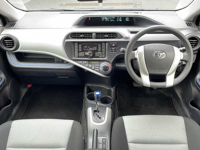 トヨタ アクア S 道央・札幌 2014(平26)年 3.4万km ブラックマイカ 純正オーディオ（AM/FM/CD/USB/AUX）/車両接近通報装置/EVドライブモード/ECOモード/ワイパーデアイサー/電動格納ミラー/オートライト/オートエアコン/ISOFIX/純正フロアマット