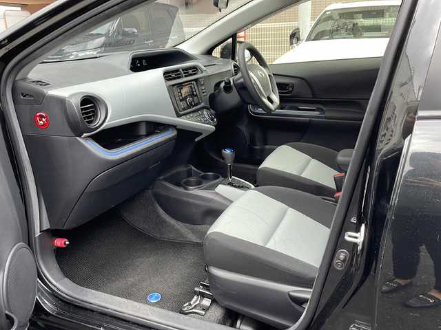 トヨタ アクア S 道央・札幌 2014(平26)年 3.4万km ブラックマイカ 純正オーディオ（AM/FM/CD/USB/AUX）/車両接近通報装置/EVドライブモード/ECOモード/ワイパーデアイサー/電動格納ミラー/オートライト/オートエアコン/ISOFIX/純正フロアマット