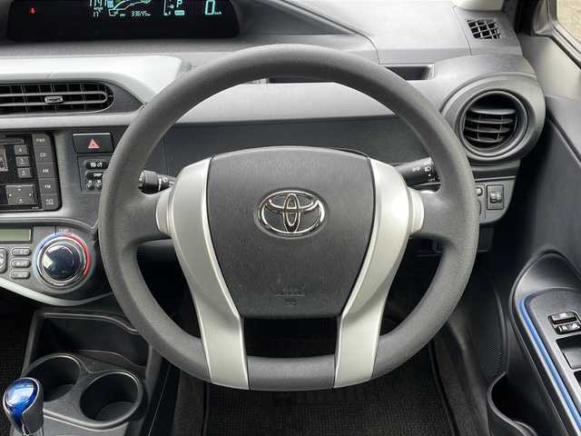 トヨタ アクア S 道央・札幌 2014(平26)年 3.4万km ブラックマイカ 純正オーディオ（AM/FM/CD/USB/AUX）/車両接近通報装置/EVドライブモード/ECOモード/ワイパーデアイサー/電動格納ミラー/オートライト/オートエアコン/ISOFIX/純正フロアマット