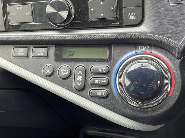 トヨタ アクア S 道央・札幌 2014(平26)年 3.4万km ブラックマイカ 純正オーディオ（AM/FM/CD/USB/AUX）/車両接近通報装置/EVドライブモード/ECOモード/ワイパーデアイサー/電動格納ミラー/オートライト/オートエアコン/ISOFIX/純正フロアマット