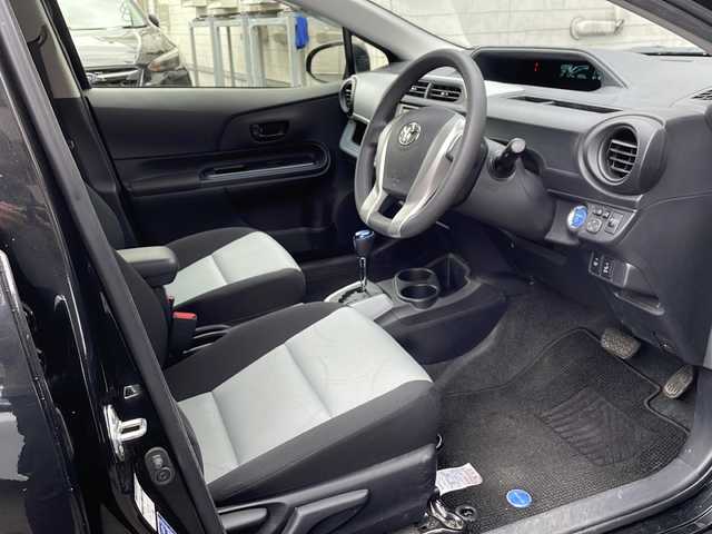 トヨタ アクア S 道央・札幌 2014(平26)年 3.4万km ブラックマイカ 純正オーディオ（AM/FM/CD/USB/AUX）/車両接近通報装置/EVドライブモード/ECOモード/ワイパーデアイサー/電動格納ミラー/オートライト/オートエアコン/ISOFIX/純正フロアマット