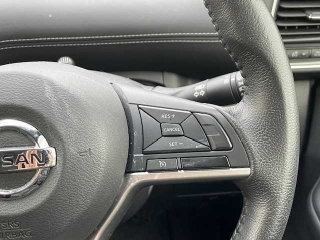 日産 セレナ ハイウェイスター Vセレクション 静岡県 2017(平29)年 3.9万km マルーンレッド ●純正9インチナビ/(フルセグ/CD/DVD/Blu-ray/Bluetooth)/(MM516D-L)/●バックカメラ/●クルーズコントロール/●エマージェンシーブレーキ/●レーンキープアシスト/●LEDヘッドライト＆フォグランプ/●オートライト/●革巻きステアリング/●ステアリングスイッチ/●ETC/●前方ドライブレコーダー/●フリップダウンモニター/●両側パワースライドドア/●フロアマット/●ドアバイザー/●スマートキー/●プッシュスタート/●純正16インチアルミホイール/●ダブルSRS＋ABS/●車両取扱説明書/●ナビ取扱説明書