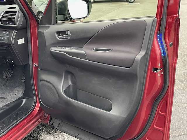 日産 セレナ ハイウェイスター Vセレクション 静岡県 2017(平29)年 3.9万km マルーンレッド ●純正9インチナビ/(フルセグ/CD/DVD/Blu-ray/Bluetooth)/(MM516D-L)/●バックカメラ/●クルーズコントロール/●エマージェンシーブレーキ/●レーンキープアシスト/●LEDヘッドライト＆フォグランプ/●オートライト/●革巻きステアリング/●ステアリングスイッチ/●ETC/●前方ドライブレコーダー/●フリップダウンモニター/●両側パワースライドドア/●フロアマット/●ドアバイザー/●スマートキー/●プッシュスタート/●純正16インチアルミホイール/●ダブルSRS＋ABS/●車両取扱説明書/●ナビ取扱説明書