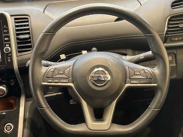 日産 セレナ ハイウェイスター Vセレクション 埼玉県 2017(平29)年 3.9万km マルーンレッド エマージェンシーブレーキ/純正9インチナビ/　　フルセグ/CD/DVD/Blu-ray/Bluetooth/バックカメラ/フリップダウンモニター/クルーズコントロール/LEDヘッドライト/両側パワースライドドア/純正16インチアルミホイール/フロアマット/ドアバイザー/ETC/スマートキー