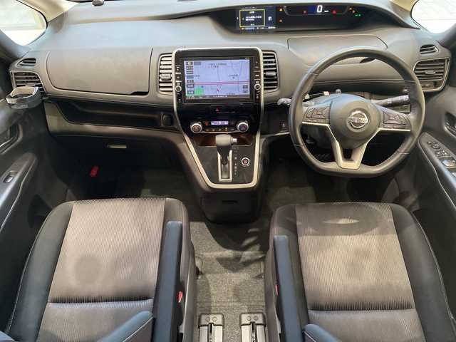 日産 セレナ ハイウェイスター Vセレクション 埼玉県 2017(平29)年 3.9万km マルーンレッド エマージェンシーブレーキ/純正9インチナビ/　　フルセグ/CD/DVD/Blu-ray/Bluetooth/バックカメラ/フリップダウンモニター/クルーズコントロール/LEDヘッドライト/両側パワースライドドア/純正16インチアルミホイール/フロアマット/ドアバイザー/ETC/スマートキー