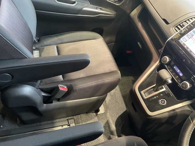 日産 セレナ ハイウェイスター Vセレクション 埼玉県 2017(平29)年 3.9万km マルーンレッド エマージェンシーブレーキ/純正9インチナビ/　　フルセグ/CD/DVD/Blu-ray/Bluetooth/バックカメラ/フリップダウンモニター/クルーズコントロール/LEDヘッドライト/両側パワースライドドア/純正16インチアルミホイール/フロアマット/ドアバイザー/ETC/スマートキー