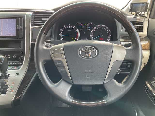 トヨタ アルファード 240S Cパッケージ 福岡県 2014(平26)年 5.5万km ブラック 純正ナビ/（AM/FM/CD/DVD/SD/BT/フルセグ）/10.２インチアルパインフリップダウンモニター/サンルーフ/クルーズコントロール/前後コーナーセンサー/ETC/バックカメラ/両側パワースライドドア/前後ドライブレコーダー/パワーシート（D+N+２列目）/D席メモリーシート/オットマン/電動リアゲート/フロアマット/オートライト/フォグランプ/社外20インチアルミホイール/ドアバイザー/MT付きAT/WAC/W+サイド+カーテンエアバッグ