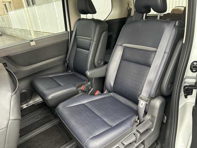 日産 セレナ e－パワー ルキシオン 栃木県 2024(令6)年 0.3万km プリズムホワイト A-WINエアロキット/・フロントスポイラー/・サイドスポイラー/・リアスポイラー/純正ルーフスポイラー/プロパイロット2.0/プロパイロットリモートパーキング/インテリジェントエマージェンシーブレーキ/インテリジェントFCW(前方衝突予測警報)/衝突回避ステアリングアシスト/インテリジェントLI(車線逸脱防止支援システム)+LDW(車線逸脱警報)/インテリジェントBSI(後側方衝突防止支援システム)+BSW(後側方車両検知警報)/RCTA(後退時車両検知警報)/インテリジェントDA(ふらつき警報)/踏み間違い衝突防止アシスト/NissanConnectナビゲーションシステム(地デジ内蔵)/・12.3インチカラーディスプレイ/・AppleCarPlay/AndroidAuto/・Bluetooth/・Amazon Alexa搭載/後席専用モニター/ヘッドアップディスプレイ(プロパイロット2.0情報表示機能、カラー表示)/インテリジェントアラウンドビューモニター(移動物検知機能付)/インテリジェントルームミラー /ドライブレコーダー(前後セット)/ホットプラスパッケージ/XKJ(プリズムホワイト/スーパーブラック2トーン)