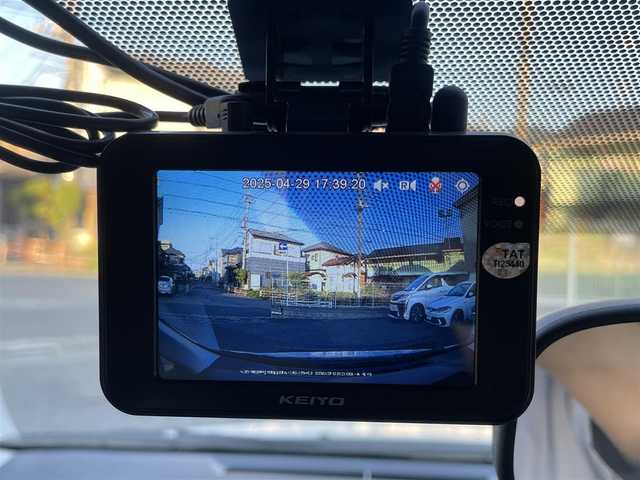 トヨタ アクア X－URBAN 愛知県 2015(平27)年 6.7万km スーパーホワイトⅡ (株)IDOMが運営する【じしゃロン名古屋鳴海店】の自社ローン専用車両になりますこちらは現金またはオートローンご利用時の価格です。自社ローンご希望の方は別途その旨お申付け下さい/・純正ナビTV　DVD　BT　/・バックカメラ/・前後ドライブレコーダー　/・ETC　　/・スマートキー　/・プッシュスタート　/・革調シートカバー　/・オートライト　/・HIDヘットライト　/・純正16インチアルミ/・純正エアロ/・ディーラー点検記録複数年有/・保証書/・取説