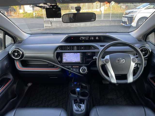 トヨタ アクア X－URBAN 愛知県 2015(平27)年 6.7万km スーパーホワイトⅡ (株)IDOMが運営する【じしゃロン名古屋鳴海店】の自社ローン専用車両になりますこちらは現金またはオートローンご利用時の価格です。自社ローンご希望の方は別途その旨お申付け下さい/・純正ナビTV　DVD　BT　/・バックカメラ/・前後ドライブレコーダー　/・ETC　　/・スマートキー　/・プッシュスタート　/・革調シートカバー　/・オートライト　/・HIDヘットライト　/・純正16インチアルミ/・純正エアロ/・ディーラー点検記録複数年有/・保証書/・取説