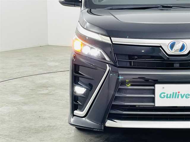 トヨタ ヴォクシー ハイブリッド ZS 煌 福島県 2020(令2)年 6.3万km ブラック トヨタセーフティC/・プリクラッシュセーフティ/・レーンディパーチャーアラート/・オートマチックハイビーム/社外ナビ/・フルセグTV/BT/CD/DVD/AM・FM/HDMI/AUX/・バックカメラ/・社外後方モニター/・ETC/クルーズコントロール/革巻きステアリング/・ステアリングスイッチ/シートヒーター（D＋N）/・エアーシート（D＋N）/プッシュスタート/・スマートキー/LEDライト/・オートライト/電動格納ウィンカーミラー/ドアバイザー/純正フロアマット