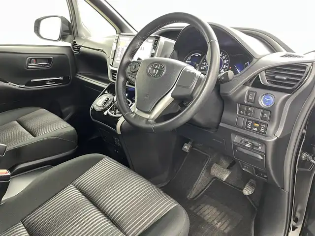 トヨタ ヴォクシー ハイブリッド ZS 煌 福島県 2020(令2)年 6.3万km ブラック トヨタセーフティC/・プリクラッシュセーフティ/・レーンディパーチャーアラート/・オートマチックハイビーム/社外ナビ/・フルセグTV/BT/CD/DVD/AM・FM/HDMI/AUX/・バックカメラ/・社外後方モニター/・ETC/クルーズコントロール/革巻きステアリング/・ステアリングスイッチ/シートヒーター（D＋N）/・エアーシート（D＋N）/プッシュスタート/・スマートキー/LEDライト/・オートライト/電動格納ウィンカーミラー/ドアバイザー/純正フロアマット
