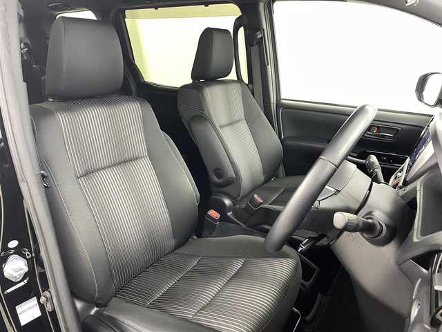 トヨタ ヴォクシー ハイブリッド ZS 煌 福島県 2020(令2)年 6.3万km ブラック トヨタセーフティC/・プリクラッシュセーフティ/・レーンディパーチャーアラート/・オートマチックハイビーム/社外ナビ/・フルセグTV/BT/CD/DVD/AM・FM/HDMI/AUX/・バックカメラ/・社外後方モニター/・ETC/クルーズコントロール/革巻きステアリング/・ステアリングスイッチ/シートヒーター（D＋N）/・エアーシート（D＋N）/プッシュスタート/・スマートキー/LEDライト/・オートライト/電動格納ウィンカーミラー/ドアバイザー/純正フロアマット