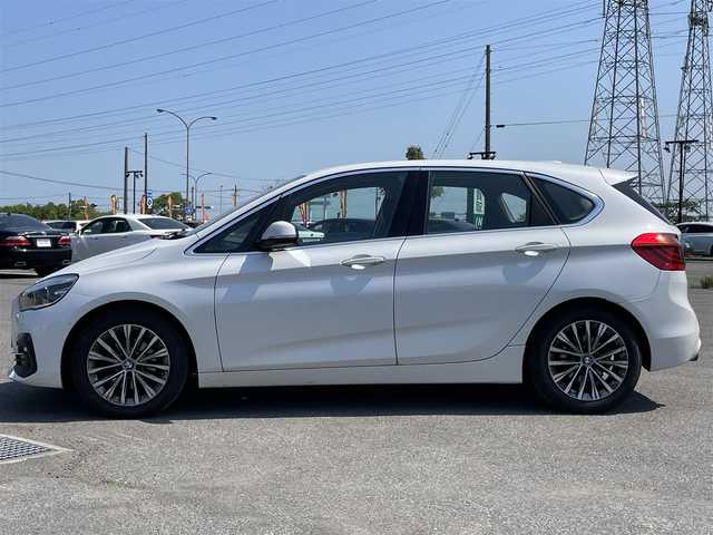 ＢＭＷ ２１８ｄ アクティブツアラー 道央・札幌 2018(平30)年 4.1万km ミネラルホワイト 純正ディーラーOPナビ/CD/DVD/USB/BT/衝突警告/歩行者警告/車線逸脱警告/横滑り防止装置/クルーズコントロール/クリアランスソナー/パーキングアシスト/バックカメラ/ETC/DRIVEMODE/アイドリングストップ/パワーバックドア/前席パワーシート/前席シートヒーター/レザーシート/革巻きステアリング/ステアリングリモコン/電動パーキング/MTモード付AT/プッシュスタート/スマートキー/LEDヘッドライト/オートライト/フォグランプ/電動格納ミラー/ウィンカーミラー/フロアマット/スペアキー/純正AW付冬タイヤ積込/205/60/R16/2019年/山4mm