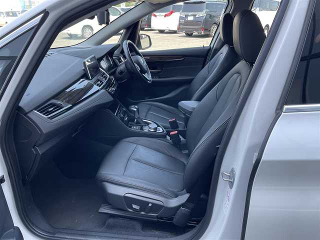 ＢＭＷ ２１８ｄ アクティブツアラー 道央・札幌 2018(平30)年 4.1万km ミネラルホワイト 純正ディーラーOPナビ/CD/DVD/USB/BT/衝突警告/歩行者警告/車線逸脱警告/横滑り防止装置/クルーズコントロール/クリアランスソナー/パーキングアシスト/バックカメラ/ETC/DRIVEMODE/アイドリングストップ/パワーバックドア/前席パワーシート/前席シートヒーター/レザーシート/革巻きステアリング/ステアリングリモコン/電動パーキング/MTモード付AT/プッシュスタート/スマートキー/LEDヘッドライト/オートライト/フォグランプ/電動格納ミラー/ウィンカーミラー/フロアマット/スペアキー/純正AW付冬タイヤ積込/205/60/R16/2019年/山4mm