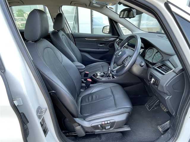 ＢＭＷ ２１８ｄ アクティブツアラー 道央・札幌 2018(平30)年 4.1万km ミネラルホワイト 純正ディーラーOPナビ/CD/DVD/USB/BT/衝突警告/歩行者警告/車線逸脱警告/横滑り防止装置/クルーズコントロール/クリアランスソナー/パーキングアシスト/バックカメラ/ETC/DRIVEMODE/アイドリングストップ/パワーバックドア/前席パワーシート/前席シートヒーター/レザーシート/革巻きステアリング/ステアリングリモコン/電動パーキング/MTモード付AT/プッシュスタート/スマートキー/LEDヘッドライト/オートライト/フォグランプ/電動格納ミラー/ウィンカーミラー/フロアマット/スペアキー/純正AW付冬タイヤ積込/205/60/R16/2019年/山4mm