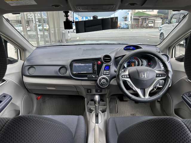 ホンダ インサイト L 大阪府 2010(平22)年 6.7万km プレミアムホワイトパール 7インチSDナビ/(Bluetooth/フルセグTV/CD/DVD)/バックカメラ/アイドリングストップ/盗難防止装置/ドライブレコーダー/純正ETC/純正フロアマット/オートエアコン/キセノンヘッドライト/オートライト/パワーステアリング/パワーウィンドウ/保証書/取扱説明書/スぺキー×１