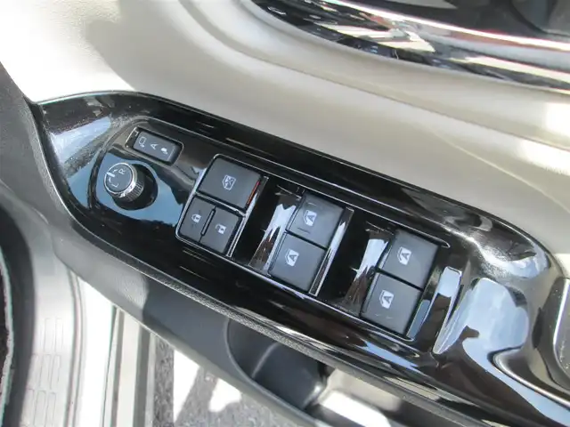 トヨタ ノア Si ダブルバイビー 千葉県 2018(平30)年 6.5万km ホワイトパールクリスタルシャイン 純正9インチナビ、フルセグ/バックカメラ/純正オーディオ【CD/DVD/Bluetooth】/純正12.1型フリップダウンモニター/両側パワースライドドア/トヨタセーフティセンス/　・プリクラッシュセーフティ/　・レーンディパーチャーアラート/　・オートマチックハイビーム/　・先行車発信告知機能/LEDヘッドライト/LEDフォグ/純正16インチアルミホイール/前後コーナーセンサー/ハーフレーザーシート/純正ドライブレコーダー、ビルトインETC/新車保証書/取扱説明書/ナビ説明書