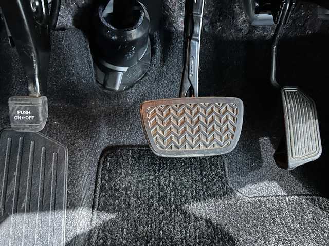 トヨタ プリウス G ツーリングセレクション 福井県 2014(平26)年 6.3万km ホワイトパールクリスタルシャイン 登録時走行距離62694ｋｍ/純正HDDナビゲーション/（CD/DVD/BT）/フルセグテレビ/バックカメラ/クルーズコントロール/ハーフレザーシート/社外17インチアルミホイール/LEDヘッドライト/フォグランプ/コーナーセンサー/D席パワーシート/オートライト/ETC(ビルトイン)/ステアリングリモコン/ドアバイザー/プッシュスタート/スマートキー/禁煙車/保証書/取扱説明書