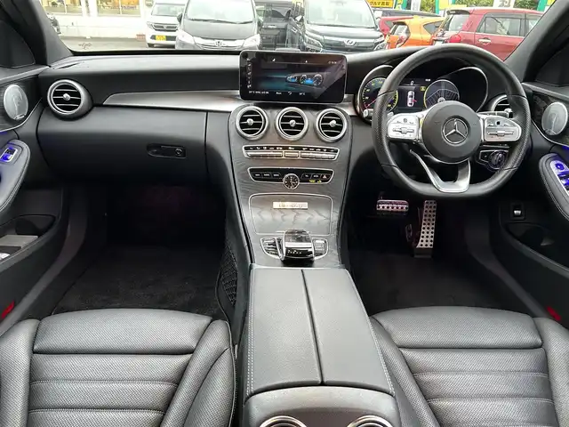 メルセデス・ベンツ Ｃ２２０ｄ ローレウスエディション 神奈川県 2021(令3)年 4.3万km ヒヤシンスレッド 特別仕様車/【ローレウスエディション 特別装備】/●AMGスタイリングパッケージ/●18インチAMGアルミ/●ブラックアッシュウッドインテリアトリム/●12.3インチコックピットディスプレイ/●ローレウスロゴプレート/●ワイヤレスチャージング/【スポーツプラスパッケージ装備】/●レザーシート/●スポーツシート（前席）/●AIR BODY CONTROLサスペンション/●ヘッドアップディスプレイ/●AMGスポーツステアリング/●ステンレスアクセル＆ブレーキペダル/●フットトランクオープナー/●レーダーセーフティパッケージ/アクティブディスタンスアシスト ディストロニック/アクティブステアリングアシスト/アクティブブラインドスポットアシスト/アクティブレーンチェンジアシスト/アクティブレーンキーピングアシスト/アクティブエマージェンシーストップアシスト/アクティブブレーキアシスト/●純正ナビ/地デジTV/BT/SD/USB/●Apple CarPlay／Android Auto/●マルチビームLEDヘッドライト/●パークトロニック/●ETC2.0/●前後ドラレコ/●シートヒーター/エアシート/●保証書/●取説/●スペアキー