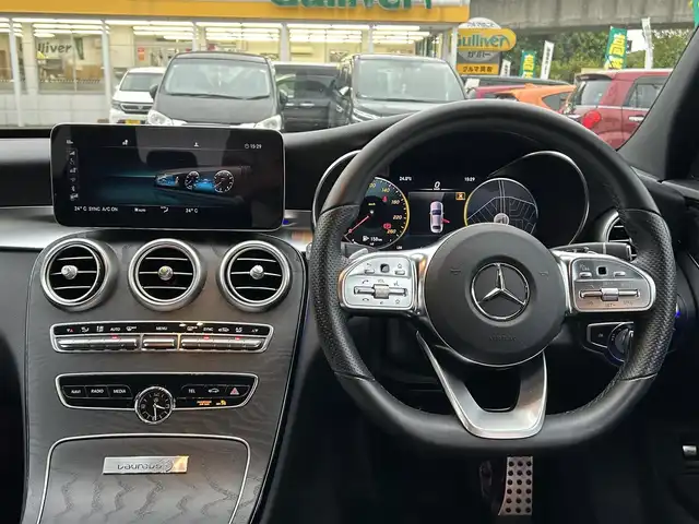 メルセデス・ベンツ Ｃ２２０ｄ ローレウスエディション 神奈川県 2021(令3)年 4.3万km ヒヤシンスレッド 特別仕様車/【ローレウスエディション 特別装備】/●AMGスタイリングパッケージ/●18インチAMGアルミ/●ブラックアッシュウッドインテリアトリム/●12.3インチコックピットディスプレイ/●ローレウスロゴプレート/●ワイヤレスチャージング/【スポーツプラスパッケージ装備】/●レザーシート/●スポーツシート（前席）/●AIR BODY CONTROLサスペンション/●ヘッドアップディスプレイ/●AMGスポーツステアリング/●ステンレスアクセル＆ブレーキペダル/●フットトランクオープナー/●レーダーセーフティパッケージ/アクティブディスタンスアシスト ディストロニック/アクティブステアリングアシスト/アクティブブラインドスポットアシスト/アクティブレーンチェンジアシスト/アクティブレーンキーピングアシスト/アクティブエマージェンシーストップアシスト/アクティブブレーキアシスト/●純正ナビ/地デジTV/BT/SD/USB/●Apple CarPlay／Android Auto/●マルチビームLEDヘッドライト/●パークトロニック/●ETC2.0/●前後ドラレコ/●シートヒーター/エアシート/●保証書/●取説/●スペアキー