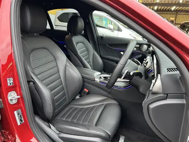メルセデス・ベンツ Ｃ２２０ｄ ローレウスエディション 神奈川県 2021(令3)年 4.3万km ヒヤシンスレッド 特別仕様車/【ローレウスエディション 特別装備】/●AMGスタイリングパッケージ/●18インチAMGアルミ/●ブラックアッシュウッドインテリアトリム/●12.3インチコックピットディスプレイ/●ローレウスロゴプレート/●ワイヤレスチャージング/【スポーツプラスパッケージ装備】/●レザーシート/●スポーツシート（前席）/●AIR BODY CONTROLサスペンション/●ヘッドアップディスプレイ/●AMGスポーツステアリング/●ステンレスアクセル＆ブレーキペダル/●フットトランクオープナー/●レーダーセーフティパッケージ/アクティブディスタンスアシスト ディストロニック/アクティブステアリングアシスト/アクティブブラインドスポットアシスト/アクティブレーンチェンジアシスト/アクティブレーンキーピングアシスト/アクティブエマージェンシーストップアシスト/アクティブブレーキアシスト/●純正ナビ/地デジTV/BT/SD/USB/●Apple CarPlay／Android Auto/●マルチビームLEDヘッドライト/●パークトロニック/●ETC2.0/●前後ドラレコ/●シートヒーター/エアシート/●保証書/●取説/●スペアキー