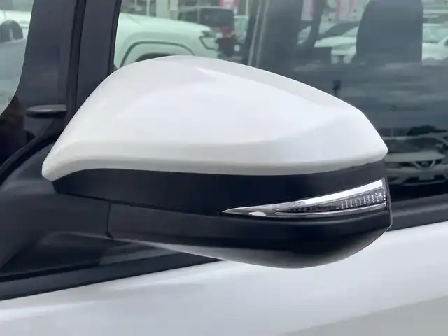 トヨタ ヴォクシー ハイブリッド V 静岡県 2014(平26)年 7.5万km ホワイトパールクリスタルシャイン 社外メモリーナビ(AVIC-RW710)/　AM FM CD DVD Bluetooth SD/ビルトインETC/LEDオートヘッドランプ/シートヒーター(前席)/両側パワースライドドア/クルーズコントロール/革巻きステアリング/ステアリングスイッチ/スマートキー＆プッシュスタート/純正15インチアルミホイール/リアロールサンシェード/フルセグTV/バックモニター/前後方ドライブレコーダー