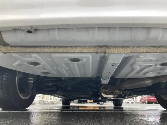 トヨタ ヴォクシー ハイブリッド V 静岡県 2014(平26)年 7.5万km ホワイトパールクリスタルシャイン 社外メモリーナビ(AVIC-RW710)/　AM FM CD DVD Bluetooth SD/ビルトインETC/LEDオートヘッドランプ/シートヒーター(前席)/両側パワースライドドア/クルーズコントロール/革巻きステアリング/ステアリングスイッチ/スマートキー＆プッシュスタート/純正15インチアルミホイール/リアロールサンシェード/フルセグTV/バックモニター/前後方ドライブレコーダー