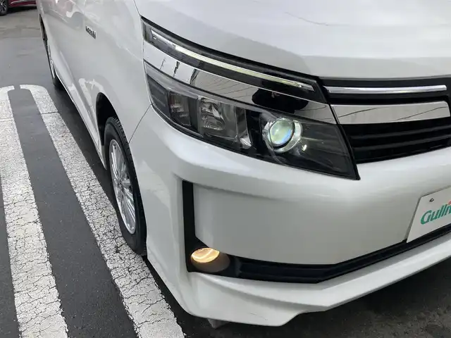 トヨタ ヴォクシー ハイブリッド V 静岡県 2014(平26)年 7.5万km ホワイトパールクリスタルシャイン 社外メモリーナビ(AVIC-RW710)/　AM FM CD DVD Bluetooth SD/ビルトインETC/LEDオートヘッドランプ/シートヒーター(前席)/両側パワースライドドア/クルーズコントロール/革巻きステアリング/ステアリングスイッチ/スマートキー＆プッシュスタート/純正15インチアルミホイール/リアロールサンシェード/フルセグTV/バックモニター/前後方ドライブレコーダー