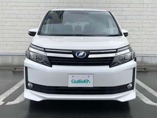 トヨタ ヴォクシー ハイブリッド V 静岡県 2014(平26)年 7.5万km ホワイトパールクリスタルシャイン 社外メモリーナビ(AVIC-RW710)/　AM FM CD DVD Bluetooth SD/ビルトインETC/LEDオートヘッドランプ/シートヒーター(前席)/両側パワースライドドア/クルーズコントロール/革巻きステアリング/ステアリングスイッチ/スマートキー＆プッシュスタート/純正15インチアルミホイール/リアロールサンシェード/フルセグTV/バックモニター/前後方ドライブレコーダー