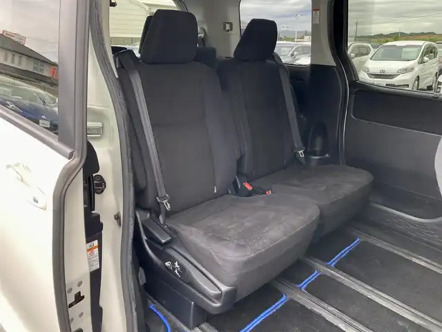 トヨタ ヴォクシー ハイブリッド V 静岡県 2014(平26)年 7.5万km ホワイトパールクリスタルシャイン 社外メモリーナビ(AVIC-RW710)/　AM FM CD DVD Bluetooth SD/ビルトインETC/LEDオートヘッドランプ/シートヒーター(前席)/両側パワースライドドア/クルーズコントロール/革巻きステアリング/ステアリングスイッチ/スマートキー＆プッシュスタート/純正15インチアルミホイール/リアロールサンシェード/フルセグTV/バックモニター/前後方ドライブレコーダー