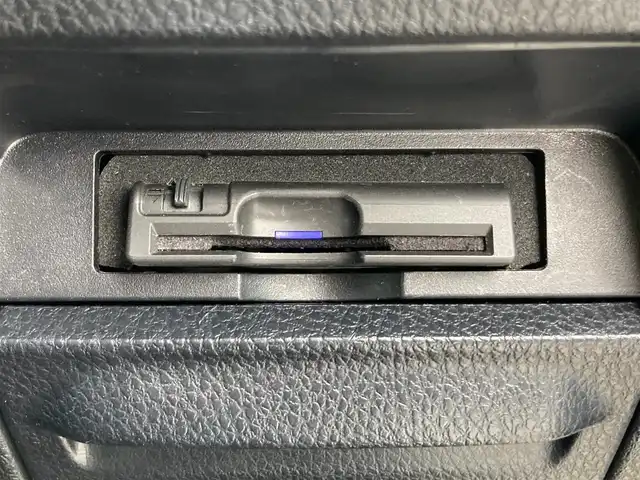 トヨタ ヴォクシー ハイブリッド V 静岡県 2014(平26)年 7.5万km ホワイトパールクリスタルシャイン 社外メモリーナビ(AVIC-RW710)/　AM FM CD DVD Bluetooth SD/ビルトインETC/LEDオートヘッドランプ/シートヒーター(前席)/両側パワースライドドア/クルーズコントロール/革巻きステアリング/ステアリングスイッチ/スマートキー＆プッシュスタート/純正15インチアルミホイール/リアロールサンシェード/フルセグTV/バックモニター/前後方ドライブレコーダー