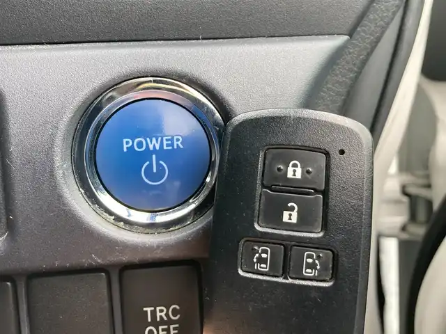 トヨタ ヴォクシー ハイブリッド V 静岡県 2014(平26)年 7.5万km ホワイトパールクリスタルシャイン 社外メモリーナビ(AVIC-RW710)/　AM FM CD DVD Bluetooth SD/ビルトインETC/LEDオートヘッドランプ/シートヒーター(前席)/両側パワースライドドア/クルーズコントロール/革巻きステアリング/ステアリングスイッチ/スマートキー＆プッシュスタート/純正15インチアルミホイール/リアロールサンシェード/フルセグTV/バックモニター/前後方ドライブレコーダー