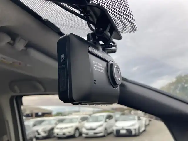 トヨタ ヴォクシー ハイブリッド V 静岡県 2014(平26)年 7.5万km ホワイトパールクリスタルシャイン 社外メモリーナビ(AVIC-RW710)/　AM FM CD DVD Bluetooth SD/ビルトインETC/LEDオートヘッドランプ/シートヒーター(前席)/両側パワースライドドア/クルーズコントロール/革巻きステアリング/ステアリングスイッチ/スマートキー＆プッシュスタート/純正15インチアルミホイール/リアロールサンシェード/フルセグTV/バックモニター/前後方ドライブレコーダー