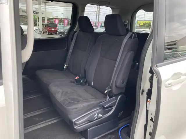 トヨタ ヴォクシー ハイブリッド V 静岡県 2014(平26)年 7.5万km ホワイトパールクリスタルシャイン 社外メモリーナビ(AVIC-RW710)/　AM FM CD DVD Bluetooth SD/ビルトインETC/LEDオートヘッドランプ/シートヒーター(前席)/両側パワースライドドア/クルーズコントロール/革巻きステアリング/ステアリングスイッチ/スマートキー＆プッシュスタート/純正15インチアルミホイール/リアロールサンシェード/フルセグTV/バックモニター/前後方ドライブレコーダー