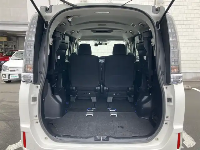 トヨタ ヴォクシー ハイブリッド V 静岡県 2014(平26)年 7.5万km ホワイトパールクリスタルシャイン 社外メモリーナビ(AVIC-RW710)/　AM FM CD DVD Bluetooth SD/ビルトインETC/LEDオートヘッドランプ/シートヒーター(前席)/両側パワースライドドア/クルーズコントロール/革巻きステアリング/ステアリングスイッチ/スマートキー＆プッシュスタート/純正15インチアルミホイール/リアロールサンシェード/フルセグTV/バックモニター/前後方ドライブレコーダー