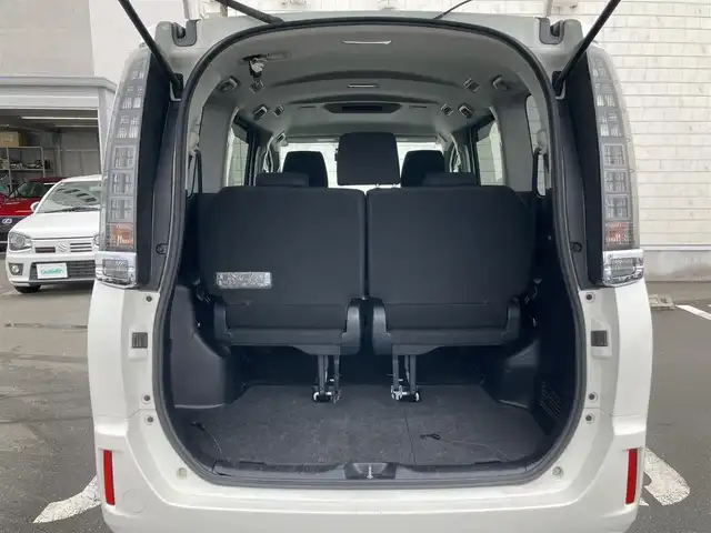 トヨタ ヴォクシー ハイブリッド V 静岡県 2014(平26)年 7.5万km ホワイトパールクリスタルシャイン 社外メモリーナビ(AVIC-RW710)/　AM FM CD DVD Bluetooth SD/ビルトインETC/LEDオートヘッドランプ/シートヒーター(前席)/両側パワースライドドア/クルーズコントロール/革巻きステアリング/ステアリングスイッチ/スマートキー＆プッシュスタート/純正15インチアルミホイール/リアロールサンシェード/フルセグTV/バックモニター/前後方ドライブレコーダー