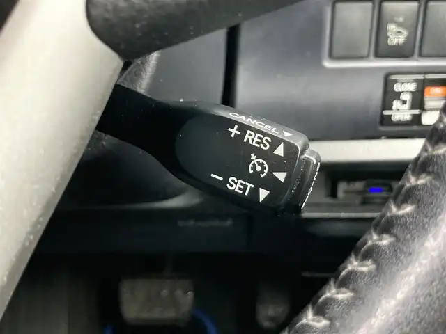 トヨタ ヴォクシー ハイブリッド V 静岡県 2014(平26)年 7.5万km ホワイトパールクリスタルシャイン 社外メモリーナビ(AVIC-RW710)/　AM FM CD DVD Bluetooth SD/ビルトインETC/LEDオートヘッドランプ/シートヒーター(前席)/両側パワースライドドア/クルーズコントロール/革巻きステアリング/ステアリングスイッチ/スマートキー＆プッシュスタート/純正15インチアルミホイール/リアロールサンシェード/フルセグTV/バックモニター/前後方ドライブレコーダー