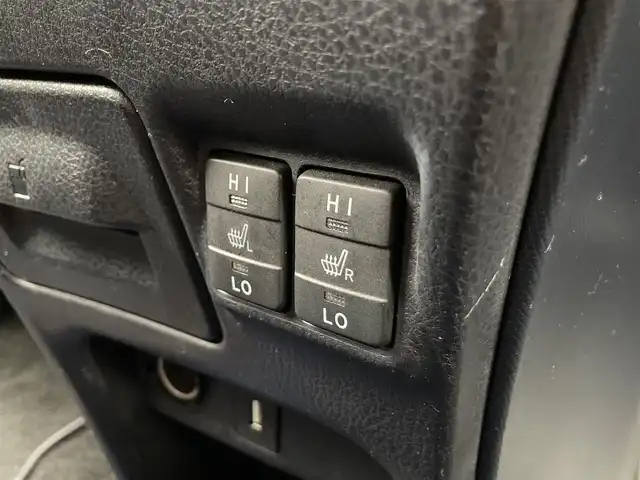 トヨタ ヴォクシー ハイブリッド V 静岡県 2014(平26)年 7.5万km ホワイトパールクリスタルシャイン 社外メモリーナビ(AVIC-RW710)/　AM FM CD DVD Bluetooth SD/ビルトインETC/LEDオートヘッドランプ/シートヒーター(前席)/両側パワースライドドア/クルーズコントロール/革巻きステアリング/ステアリングスイッチ/スマートキー＆プッシュスタート/純正15インチアルミホイール/リアロールサンシェード/フルセグTV/バックモニター/前後方ドライブレコーダー