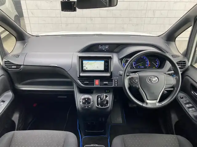 トヨタ ヴォクシー ハイブリッド V 静岡県 2014(平26)年 7.5万km ホワイトパールクリスタルシャイン 社外メモリーナビ(AVIC-RW710)/　AM FM CD DVD Bluetooth SD/ビルトインETC/LEDオートヘッドランプ/シートヒーター(前席)/両側パワースライドドア/クルーズコントロール/革巻きステアリング/ステアリングスイッチ/スマートキー＆プッシュスタート/純正15インチアルミホイール/リアロールサンシェード/フルセグTV/バックモニター/前後方ドライブレコーダー